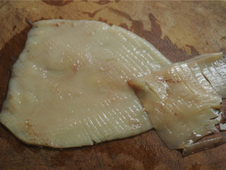 3、芹菜炒鱿鱼卷,打上十字花刀