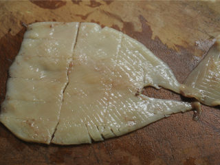 4、芹菜炒鱿鱼卷,再将鱿鱼切成大约5厘米的段