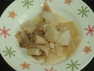 5、芹菜炒鱿鱼卷,将切好的鱿鱼放碗里，用料酒、盐腌制10分钟