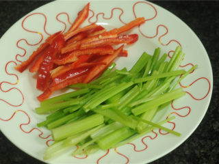 6、芹菜炒鱿鱼卷,芹菜切段，红辣椒切丝备用