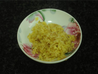 7、芹菜炒鱿鱼卷,姜、蒜切末