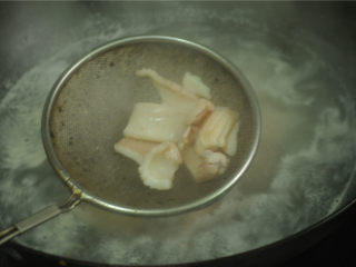 8、芹菜炒鱿鱼卷,锅里防水烧开，放入鱿鱼片汆烫至卷缩后立即捞出沥水