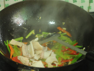 11、芹菜炒鱿鱼卷,加入鱿鱼卷一起翻炒