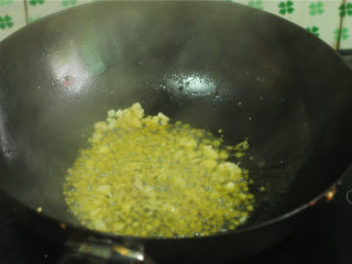 9、芹菜炒鱿鱼卷,油锅烧热，放入姜蒜末炒出香味