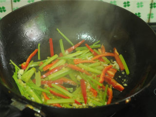 10、芹菜炒鱿鱼卷,倒入芹菜、红辣椒翻炒至断生