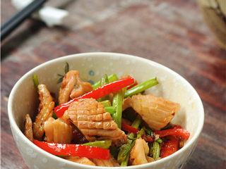 12、芹菜炒鱿鱼卷,淋入生抽、醋，撒入盐，翻炒均匀即可出锅