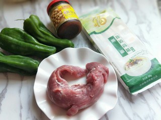 1、#劳动最光荣#青椒肉丝打卤面,准备食材。