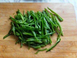 2、#劳动最光荣#青椒肉丝打卤面,青椒洗干净,去根,去籽,切丝。
