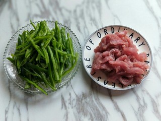 3、#劳动最光荣#青椒肉丝打卤面,准备好食材。