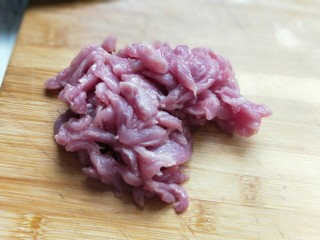 4、#劳动最光荣#青椒肉丝打卤面,里脊肉洗干净切丝。
