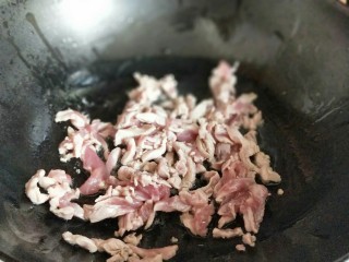 5、#劳动最光荣#青椒肉丝打卤面,起油锅,加入切好的肉丝煸炒。
