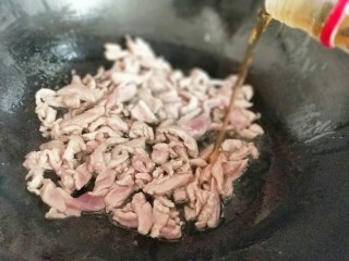 6、#劳动最光荣#青椒肉丝打卤面,再加入料酒。