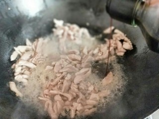 7、#劳动最光荣#青椒肉丝打卤面,再加入生抽。