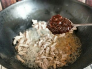 8、#劳动最光荣#青椒肉丝打卤面,加入豆瓣酱。