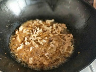 9、#劳动最光荣#青椒肉丝打卤面,加入清水,小火酱肉丝烧熟。