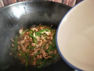 11、#劳动最光荣#青椒肉丝打卤面,加入淀粉,快速翻炒关火出锅。(淀粉用水化开)