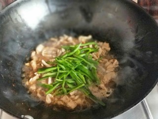 10、#劳动最光荣#青椒肉丝打卤面,加入切好的青椒丝,翻炒。