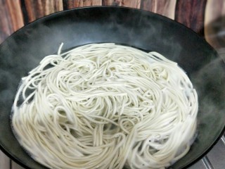 12、#劳动最光荣#青椒肉丝打卤面,煮面: 锅中加入清水,大火烧开后下面,将面煮熟烤出即可。