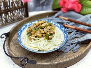 13、#劳动最光荣#青椒肉丝打卤面,再把做好的卤放在煮熟的面上,拌均匀就可以吃了呦~