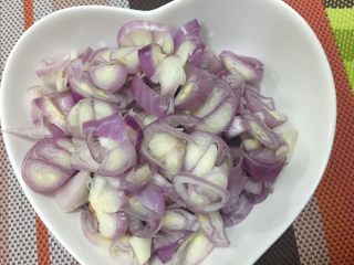 1、台灣必嚐美食～滷肉鍋,將紅蔥頭洗淨去膜切末