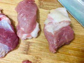 2、台灣必嚐美食～滷肉鍋,豬胛心肉切塊狀