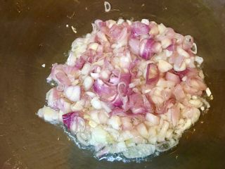 5、台灣必嚐美食～滷肉鍋,不斷翻炒直到出現紅蔥頭的香味