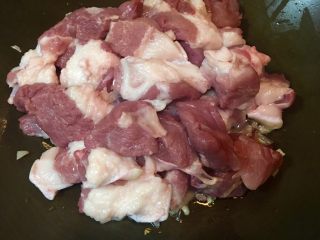 6、台灣必嚐美食～滷肉鍋,將步驟3的胛心肉塊放入鍋內