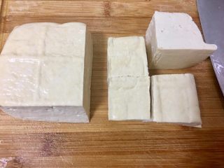 9、台灣必嚐美食～滷肉鍋,將板豆腐切成塊狀