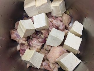 10、台灣必嚐美食～滷肉鍋,將切好的板豆腐放入步驟8的鍋內