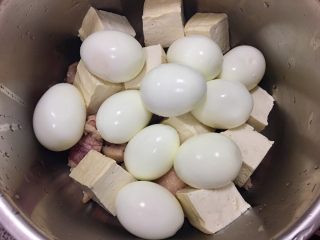 11、台灣必嚐美食～滷肉鍋,水煮蛋也接著放入鍋內