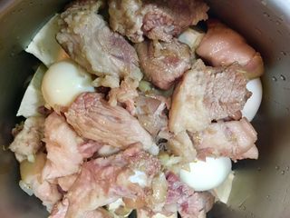 12、台灣必嚐美食～滷肉鍋,最後將步驟7剩餘的另一半食材最後放入