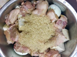 13、台灣必嚐美食～滷肉鍋,將準備好的砂糖倒入步驟12的鍋內