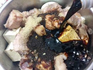 14、台灣必嚐美食～滷肉鍋,再來是倒入醬油