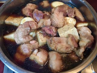 15、台灣必嚐美食～滷肉鍋,鍋內倒入開水（需微微淹過食材）