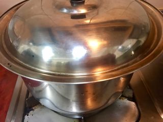 16、台灣必嚐美食～滷肉鍋,蓋上鍋蓋轉中火至滾沸後，轉小火續燜煮30分鐘