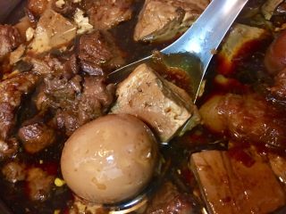 17、台灣必嚐美食～滷肉鍋,直到食材均入味上色完成，且滷肉的口呈現Q彈的口感（若是個人偏好軟嫩則可悶煮30分鐘後，不翻鍋蓋續燜30～60分鐘）