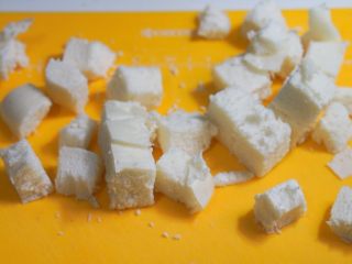 3、早餐篇:抱蛋孜然馒头粒,切丁