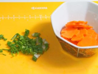 4、早餐篇:抱蛋孜然馒头粒,胡萝卜切片，用来盘饰，但是也要美味哦????葱花准备