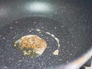 6、早餐篇:抱蛋孜然馒头粒,放入孜然粒