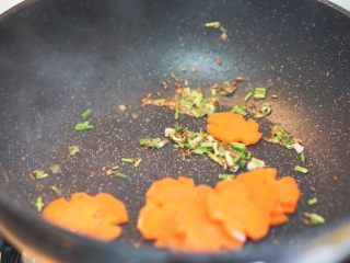 8、早餐篇:抱蛋孜然馒头粒,放入胡萝卜，少加一点点水