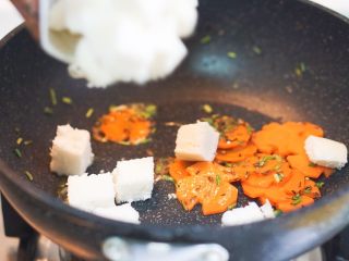 9、早餐篇:抱蛋孜然馒头粒,胡萝卜熟了放入馒头丁