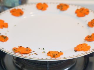 11、早餐篇:抱蛋孜然馒头粒,用筷子拣出胡萝卜摆盘