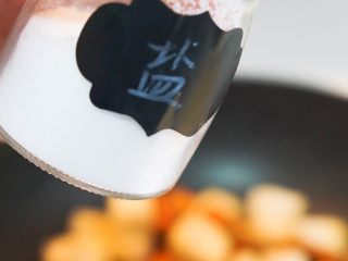 10、早餐篇:抱蛋孜然馒头粒,放入少量盐