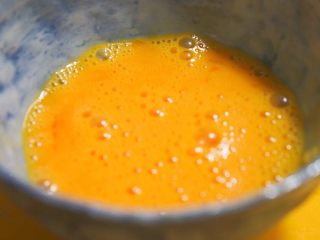 14、早餐篇:抱蛋孜然馒头粒,搅拌后加入水