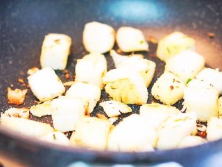 15、早餐篇:抱蛋孜然馒头粒,锅里的馒头丁是小火烘着