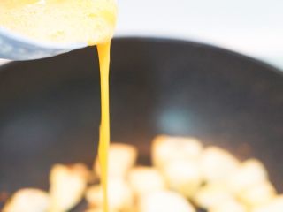 16、早餐篇:抱蛋孜然馒头粒,倒入蛋液