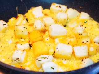 17、早餐篇:抱蛋孜然馒头粒,不用翻面哦，自由淋入，才有不一样的画面