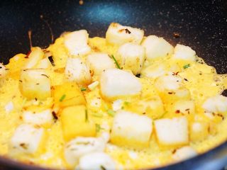 18、早餐篇:抱蛋孜然馒头粒,撒入剩下的葱花