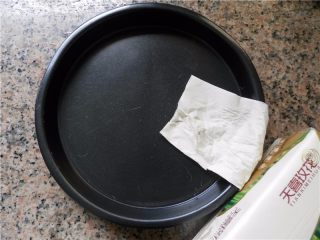 1、蜂蜜烤南瓜,用纸擦干洗净的9寸披萨盘(用天喜玫花抽纸)。