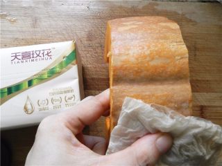 2、蜂蜜烤南瓜,南瓜连皮洗干净,用天喜玫花抽纸擦干皮和表面(天喜玫花纸巾:健康不漂白,吸水吸油,不掉纸屑,100%竹浆制作,用起来安全又放心)。